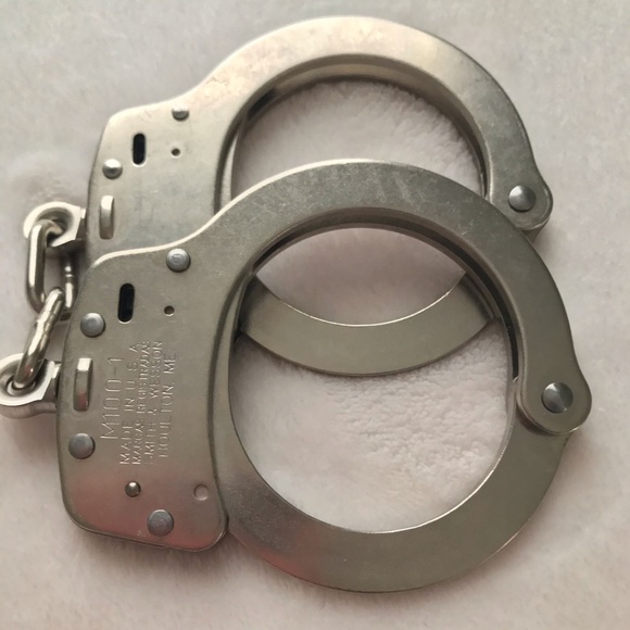 Smith & Wesson Handcuffs with keys | Model 100-1 - Picture 9 of 15